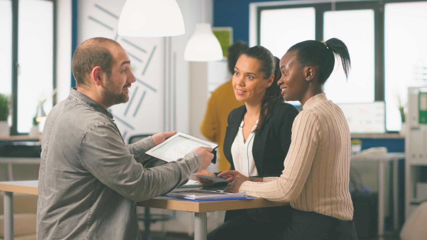 Arbeitsplatz mit Finanzberichten, Taschenrechner und Notizen zur Bilanzanalyse
